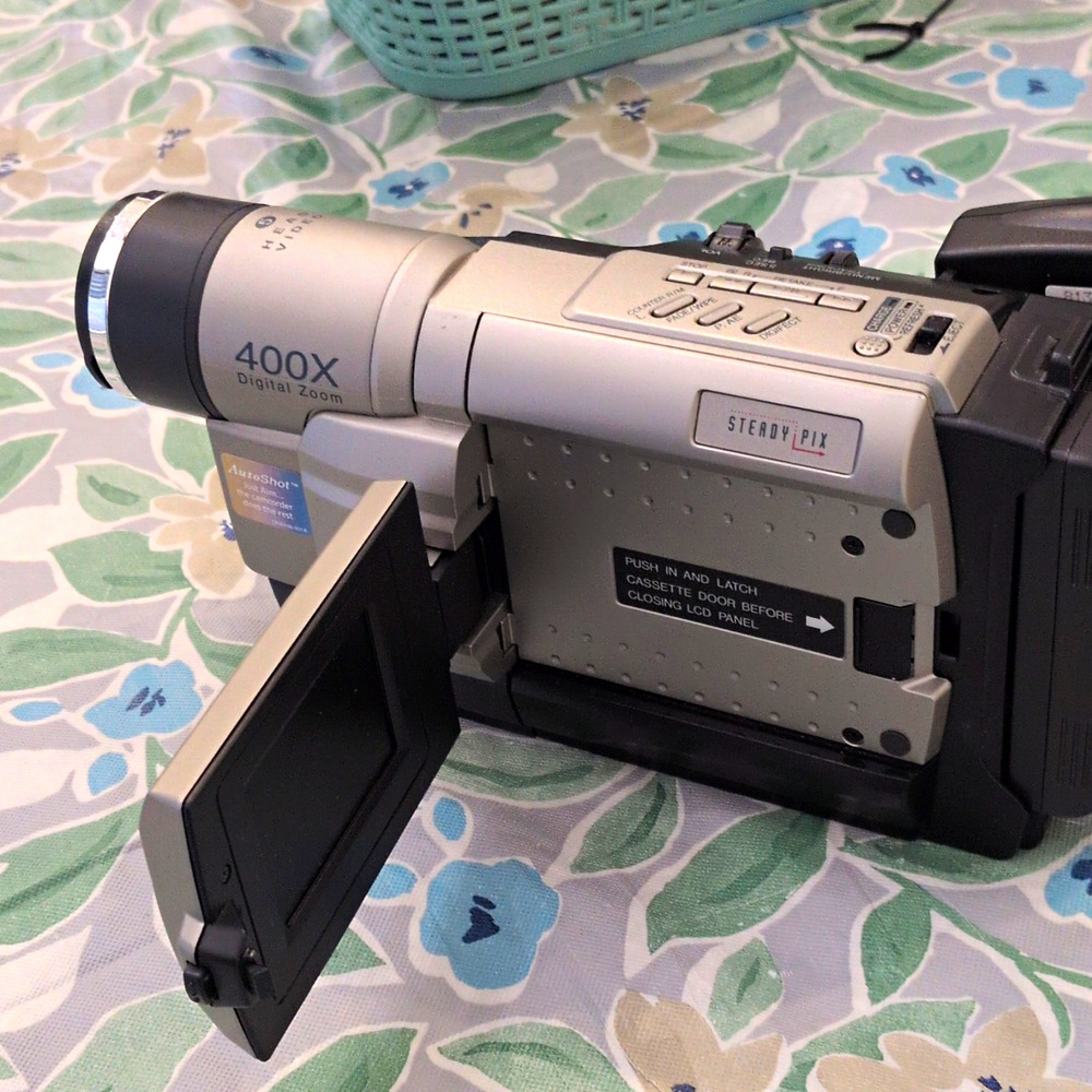 RCA AutoShot CC6364 VHS-C Handheld Camcorder 25x/400x 2.5" LCD Silver/Black